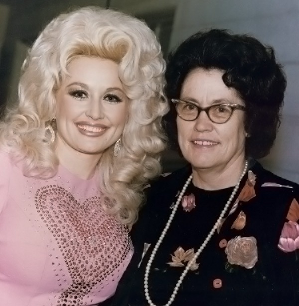 Discover the timeless wisdom and warmth of Dolly Parton’s mother’s life lessons, offering a glimpse into the values that shaped the iconic singer’s character