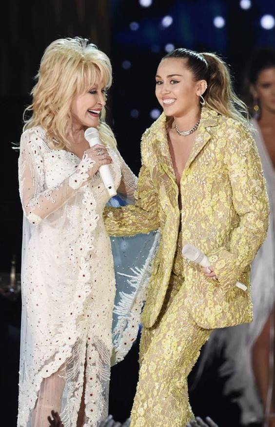 Dolly Parton and Miley Cyrus’ ‘Rainbowland’ Duet Silenced at Concert! 😢🚫