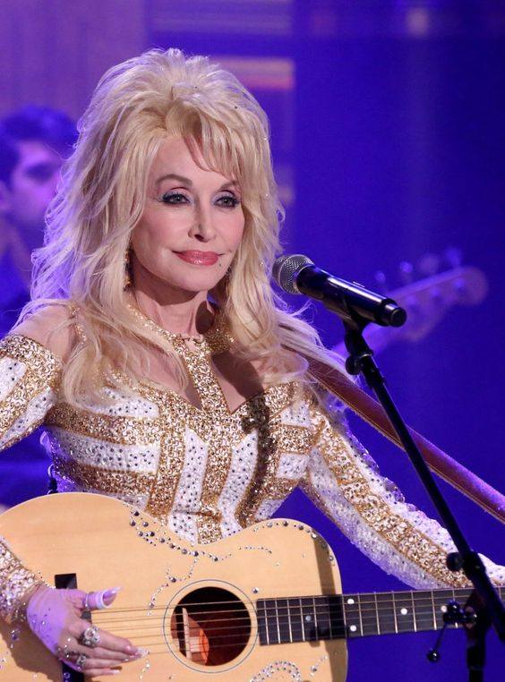 Breaking Down the Generational Divide: How Dolly Parton’s ‘Jolene’ Continues to Connect with Audiences of All Ages