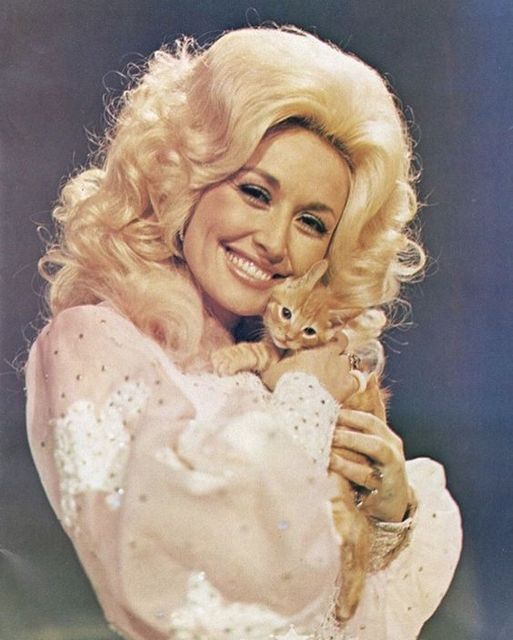 The Magic of Dolly Parton’s Gaze: How She Uses Eye Contact to Rule the Spotlight!