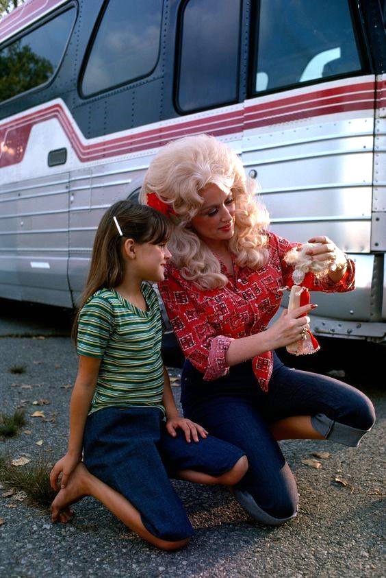 The Power of Adoration: Unveiling How Fans Ignite Dolly Parton’s Meteoric Rise to Stardom