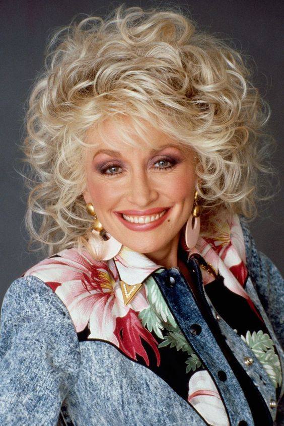 Unveiling the Irresistible: 7 Reasons Critics Surrender to Dolly Parton’s Charisma