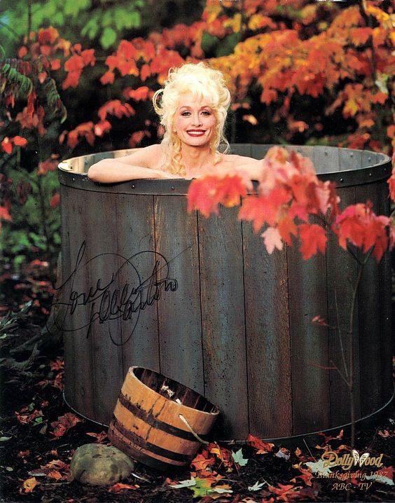 Unveiling Dolly Parton’s Secret: How the Iconic Star Unwinds After Exhausting Days!