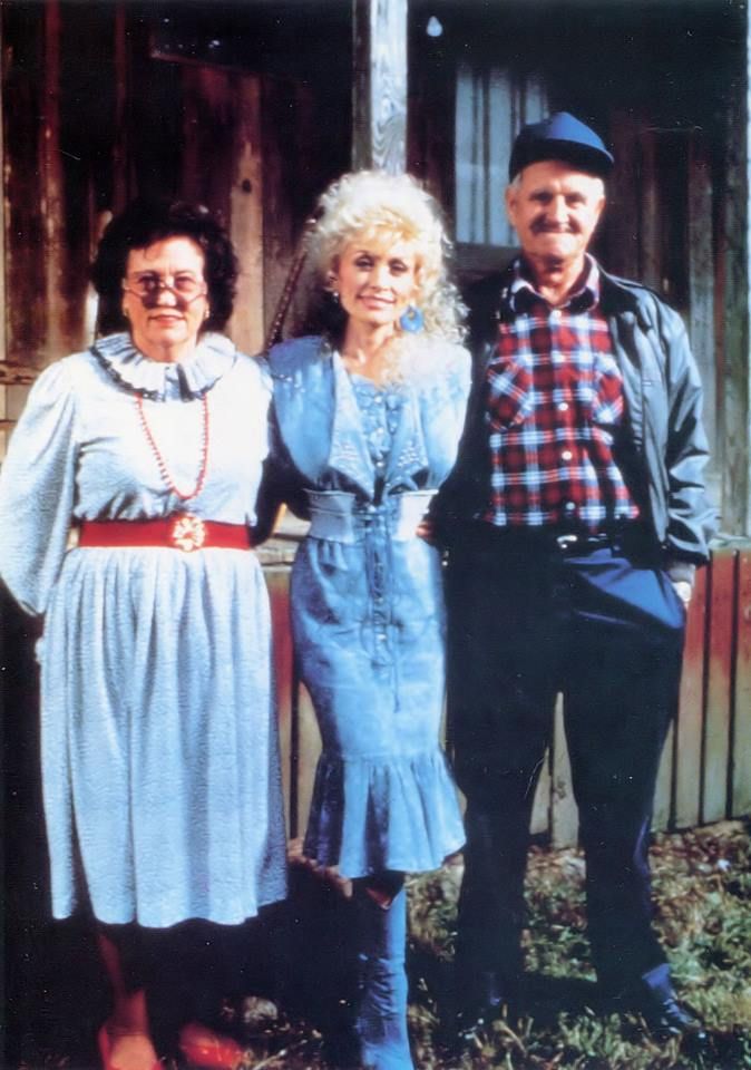 From the Smoky Mountains to Stardom: Exploring The Crucial Influence of Dolly Parton’s Family on Her Musical Odyssey