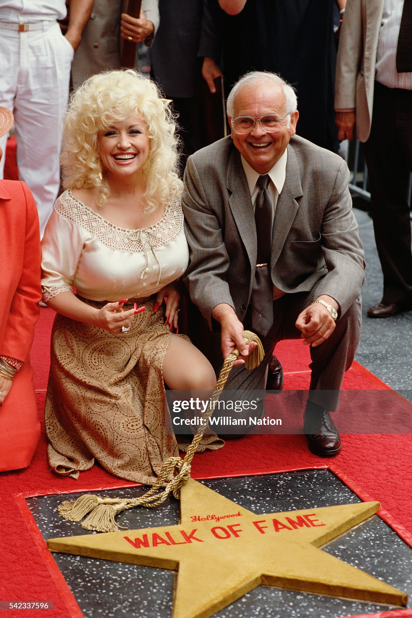 From Poverty to Praise: Dolly Parton’s Unseen Challenges En Route to the Walk of Fame